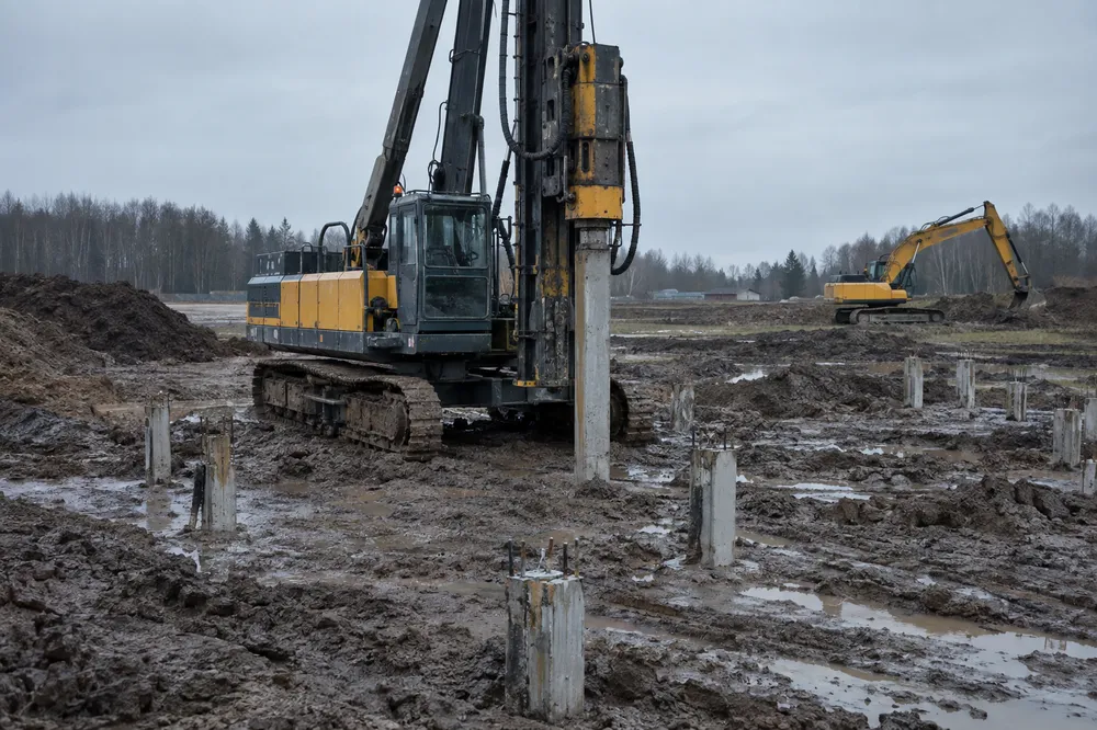 Vaiamasin paigaldab betoonvaiu pehmel pinnasel